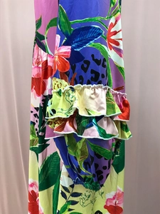 Detalle de mangas con volantes y capas con estampado floral tropical y leopardo