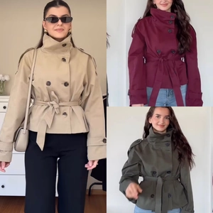 Trench-coat court à double boutonnage en kaki, rouge vin et vert avec ceinture nouée