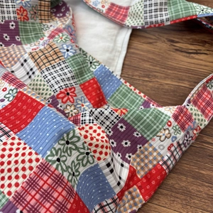 Macro des motifs de patchwork colorés et de la texture du velours sur le sac à bandoulière