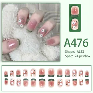 Unghie finte corte french con sfumatura rosa blush e motivi di fiori bianchi