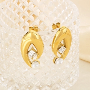 18K gold-plated U-shaped earrings with square zircon and white pearl hanging on a glass