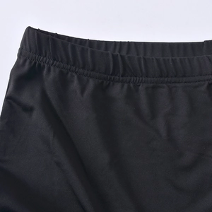 Détail de la taille élastique et de la double couture sur la mini-jupe en maille noire