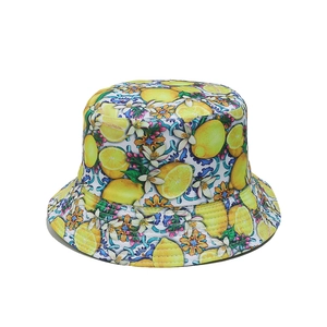 Detail eines Sommer-Fischerhuts mit Zitronenmuster und blau-weißem Fliesenblumen-Design