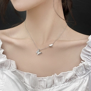 Collana con doppio ciondolo a farfalla 3D in acciaio inossidabile argento su modella