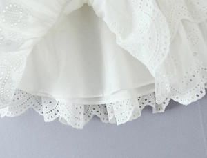 Détail de dentelle en coton blanc avec broderie de Saint-Gall et volants ajourés