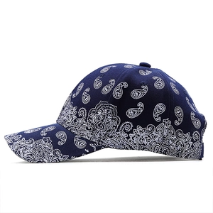 Détail de la casquette bleu marine présentant des motifs imprimés cachemire blancs
