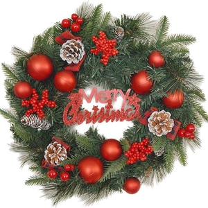 Weihnachtskranz mit grünen Tannennadeln, roten Beeren, Zapfen und Merry Christmas Schild