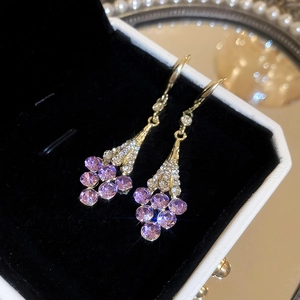 Funkelnde violette Blüten-Ohrhänger mit Goldbeschichtung in einer Schmuckschatulle