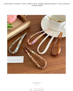 Detailed set of 5 U-shaped acetate hair pins in blue, white, and leopard print colors