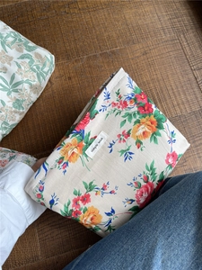 Makroansicht der Vintage-Baumwolltasche mit Blumenmuster und gewebtem Wunsch-Etikett