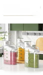 Transparent food storage containers with 1800ml capacity scales and white seal lids