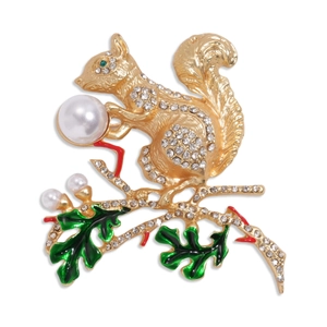 Broche écureuil dorée avec perle et cristaux, bijou élégant et créatif pour femme