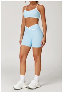Detail van de yoga short met V-vormige gekruiste tailleband en witte biezen