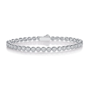 Dettaglio del bracciale tennis in argento S925 con pietre moissanite rotonde