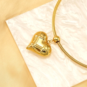 Collier avec pendentif cœur doré à texture matelassée et chaîne serpent élégante