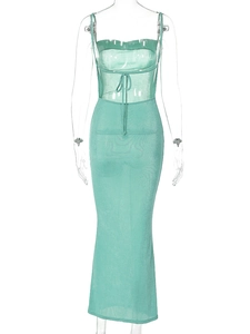 Vue arrière de la robe en maille vert menthe avec détails dos nu et laçage chic