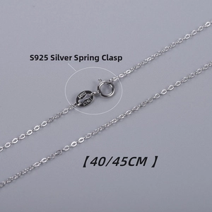 Vue macro détaillée du poinçon S925 et du fermoir à ressort du collier en argent