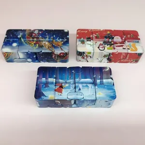 Vista dettagliata di tre cubi infiniti festivi con motivi colorati a tema natalizio