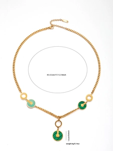 Dettaglio della collana in acciaio dorato con dimensioni e ciondolo in madreperla verde