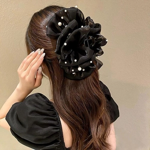 Große schwarze Haarklammer mit Tüllblume und eleganten Perlen für Damenfrisuren