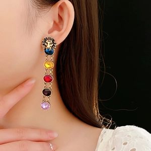 Boucles d'oreilles vintage tête de lion dorée avec franges de pierres colorées sur modèle