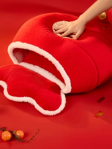 Dettaglio dell'imbottitura elastica e della morbida fodera in peluche della cuccia rossa