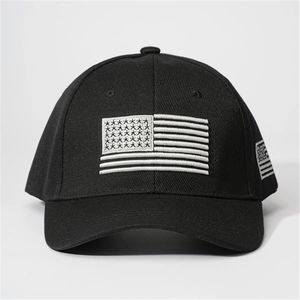 Détail de la broderie du drapeau américain blanc sur une casquette de baseball noire