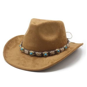 Détail du chapeau de cowboy en daim marron avec perles turquoise et ruban tressé
