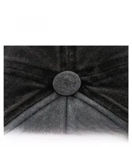 Détail macro de la couronne d'une casquette gris foncé avec coutures et bouton