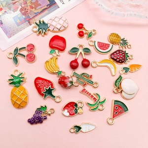 Vue à plat de breloques colorées en alliage sur le thème des fruits pour bijoux DIY