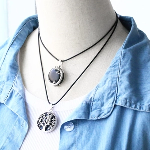 Detailansicht der Drachen-Onyx-Kette und Lebensbaum-Eule-Anhänger an einem Model