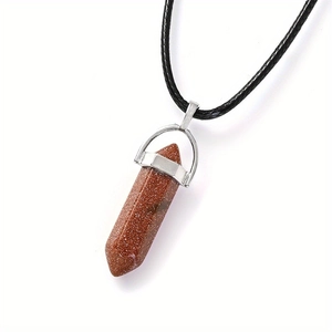 Détail du pendentif hexagonal en pierre dorée marron avec collier en cordon noir