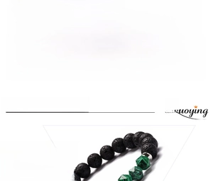 Dettaglio del bracciale con perline di roccia lavica e malachite da 8mm elastico