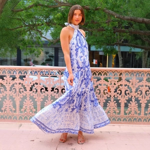 Robe longue dos nu à imprimé porcelaine bleue avec ourlet à volants pour l'été