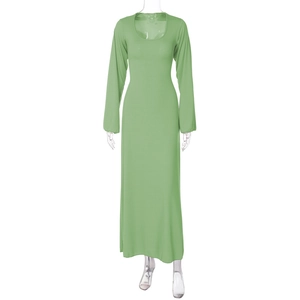 Dettaglio dell'abito lungo verde salvia a maniche lunghe con scollo a U rifinito