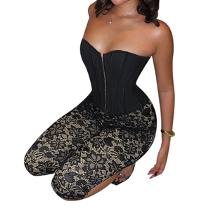 Sexueller schwarzer Spitzen-Bodysuit mit Korsett-Oberteil und schlanker Capri-Jumpsuit
