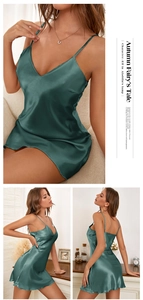 Détail d'une nuisette en satin vert émeraude avec décolleté en V et texture soyeuse