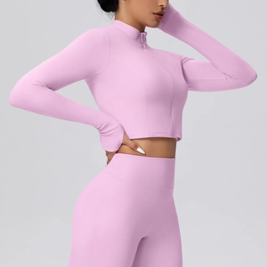 Detailansicht der rosa Yoga-Jacke mit integrierten Daumenlöchern für sicheren Sitz beim Sport