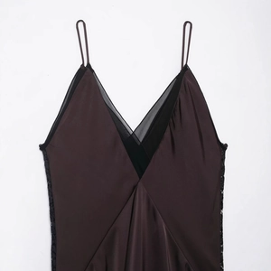 Abito midi in raso marrone scuro con bordo in pizzo nero e scollo a V su sfondo bianco