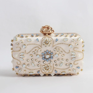 Detailansicht der floralen Abendtasche mit Kristallen, Perlen und Goldverschluss