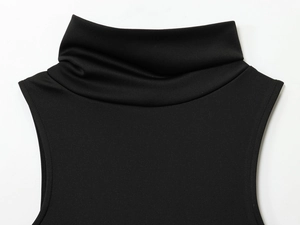 Détail du col montant noir élégant sans manches avec une texture en maille fine