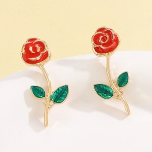 Boucles d'oreilles roses rouges élégantes avec feuilles vertes et tiges dorées