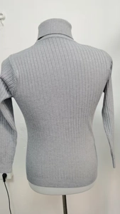 Dettaglio maglione grigio a collo alto con trama a costine verticali e vestibilità slim