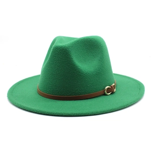 Detail van groene vilten fedora hoed met bruine leren riem en gouden metalen gesp