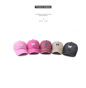 Lot de cinq casquettes en coton délavé avec broderie papillon en plusieurs couleurs