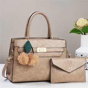 Khakifarbene Handtasche aus Kunstleder mit Briefumschlag-Clutch und Kirsch-Anhänger