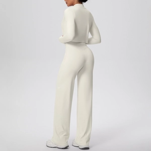 Détail de l'ensemble de yoga beige en tricot extensible avec profil arrière sur mannequin