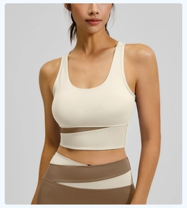 Détail du soutien-gorge de sport bicolore avec maille respirante et tissu de yoga