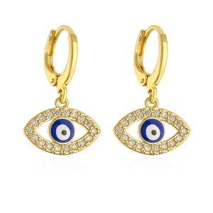 Detail van 18K gouden oorringen met blauwe evil eye zirkoon hangers en emaille afwerking