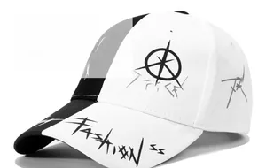 Dettaglio del cappellino da baseball graffiti bianco e nero con scritte sulla visiera